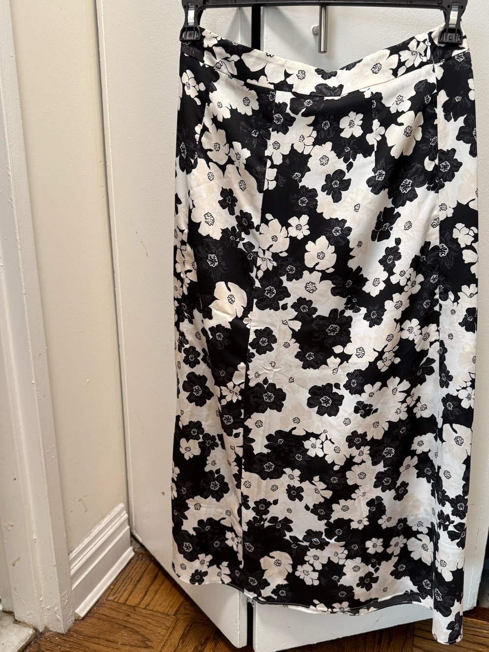 NWT Ann Taylor Black and White Floral Bias Midi Skirt, 4 Petite